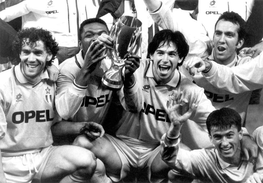La Supercoppa europea  del Milan. Al Meazza l’8 febbraio 1995 l’Arsenal (dopo lo 0-0 dell’andata)  battuto 2-0. Da sinistra Donadoni, Desailly, Di Canio e Panucci .(Ravezzani).